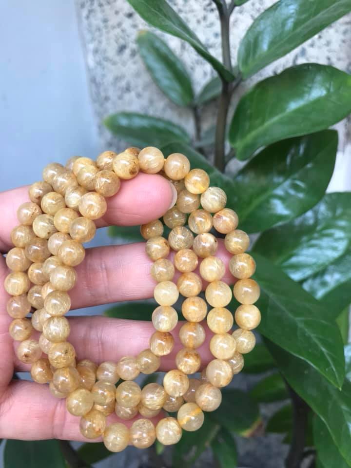 VÒNG TAY ĐÁ THẠCH ANH TÓC VÀNG TỰ NHIÊN SẠCH ĐẸP 108 HẠT SIZE VÒNG 7MM 100% ĐÁ THIÊN NHIÊN NỮ MỆNH KIM MỆNH THỔ MỆNH THỦY ĐEO KIỂU QUẤN TAY RẤT SANG RẤT XINH Ạ