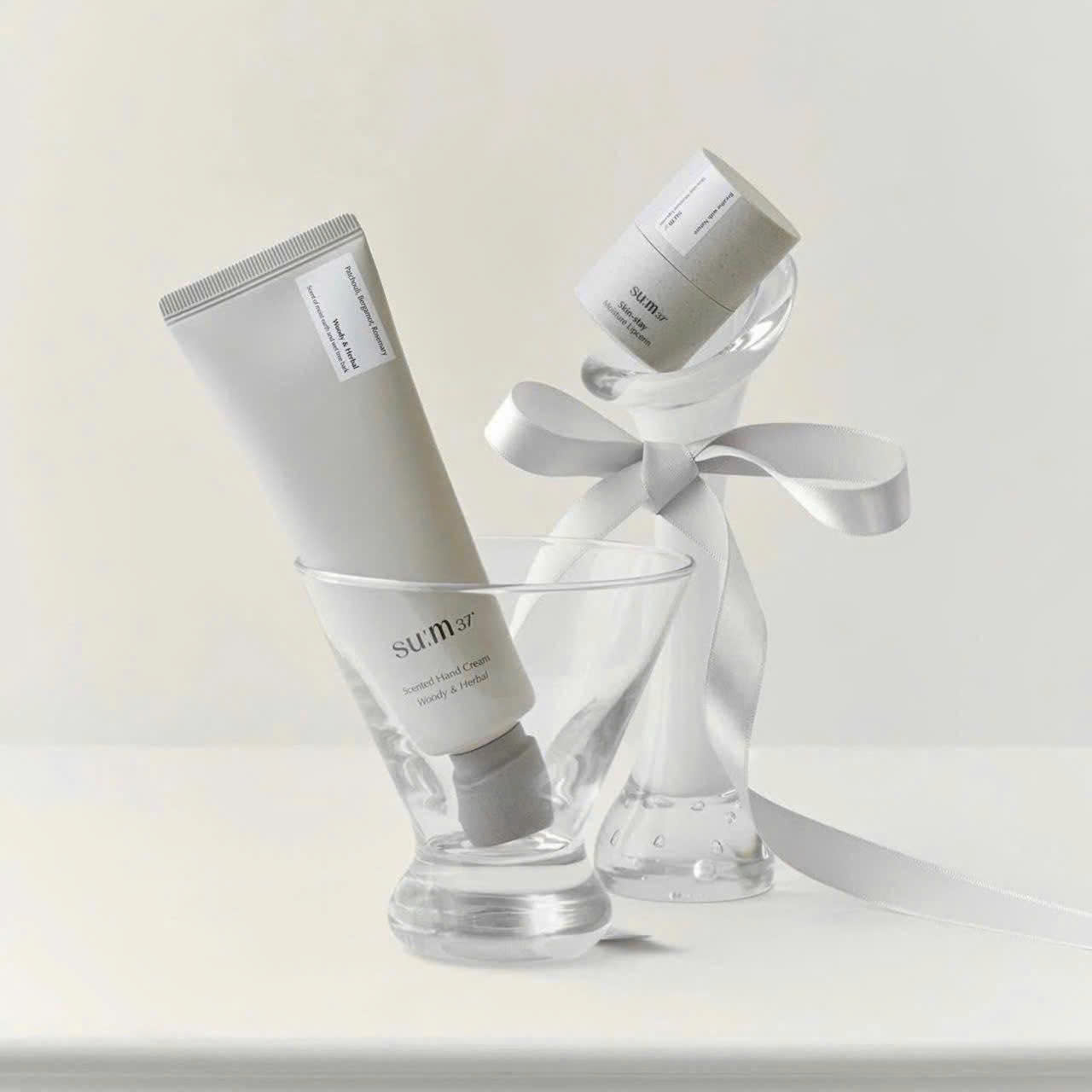 Bộ Son dưỡng môi tặng kèm kem dưỡng da tay Sum37 Skin Stay Moisture Lipcerin Holiday Special Set