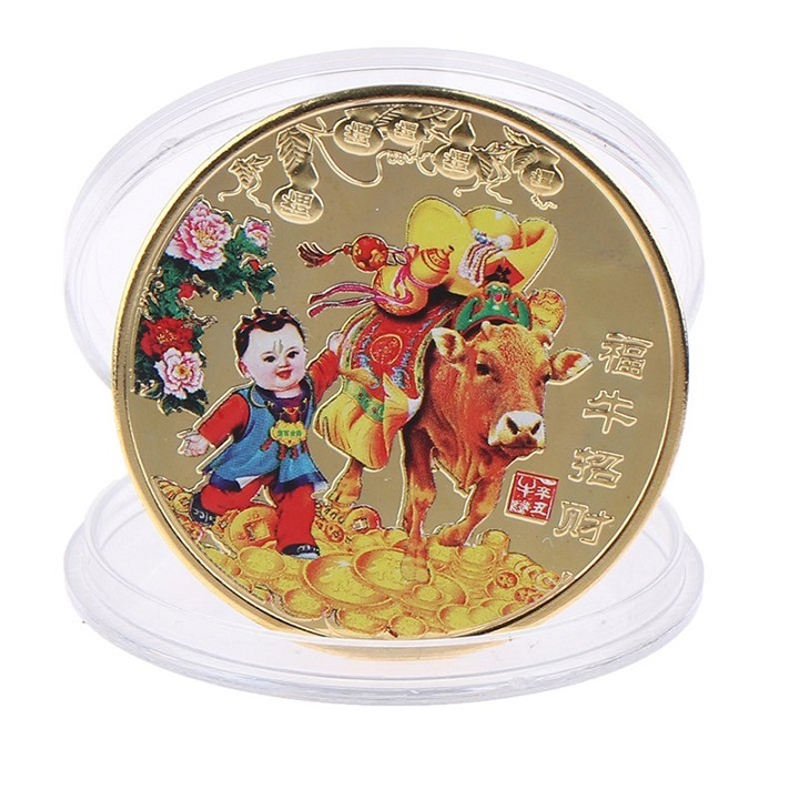 Cặp Xu hình chú Bò đang mang túi Vàng Bạc, màu vàng và bạc, tặng kèm túi gấm, dùng để trang trí bàn sách, bàn làm việc, mang theo trong túi - SP002469