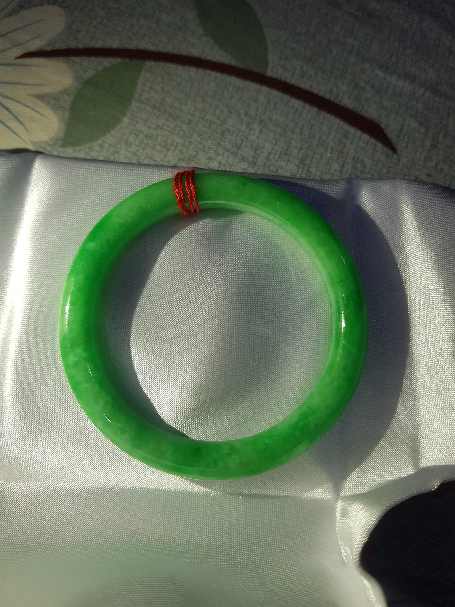 Vòng cẩm thạch Đậu Lý 52mm x dầy 8mm Màu xanh lá bông đậu nữ mệnh Mộc mệnh Hỏa Nặng 52kg - 57kg đeo ạ