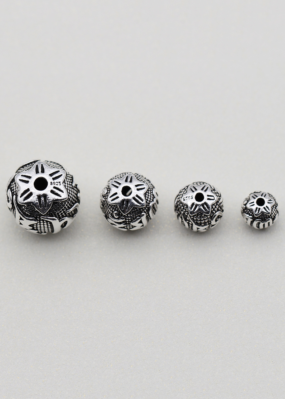 Charm bạc hình cầu họa tiết lục tự minh chú xỏ ngang - Ngọc Quý Gemstones