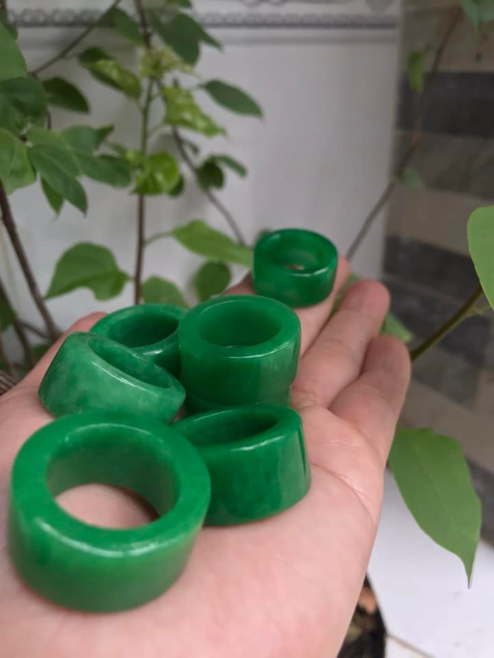 Nhẫn Càn Long Nam Xanh Ngọc Đẹp Ni 19mm x bản vuông cao 12mm/13mm/14mm Chất liệu Đá Cẩm Thạch Tự nhiên màu Xanh Hy Vọng Bóng Tươi quá đẹp chuẩn Hợp Nam mệnh Mộc Mệnh Hỏa đeo Ni19mm lọt lòng ngón giữa ngón cái ạ