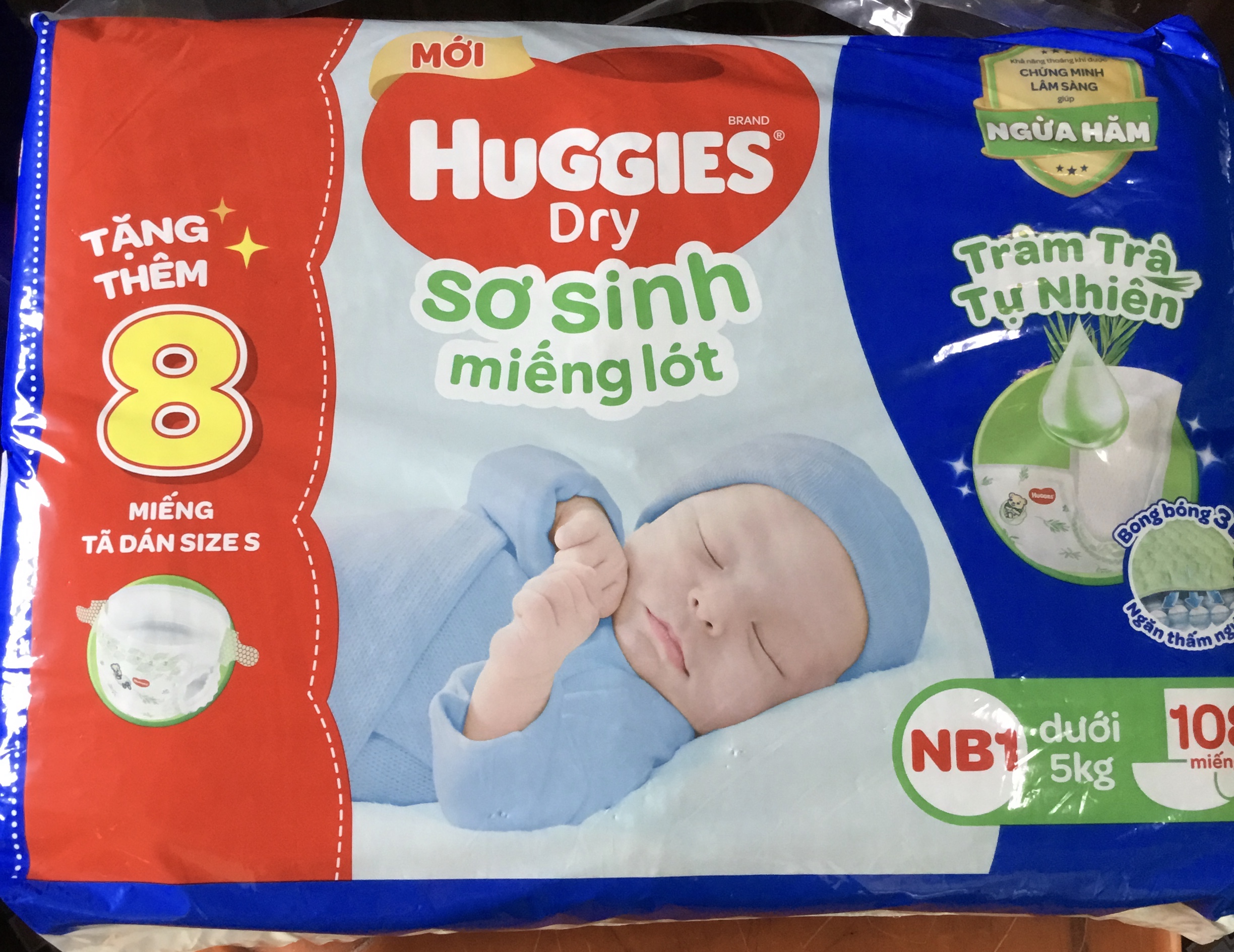 Dùng Kèm Tã Vải Tam Giác - Mẫu mới tặng thêm 6 Miếng- Miếng Lót Sơ Sinh Huggies NB1 108 miếng - Cho Bé Dưới 5kg - HSD luôn mới