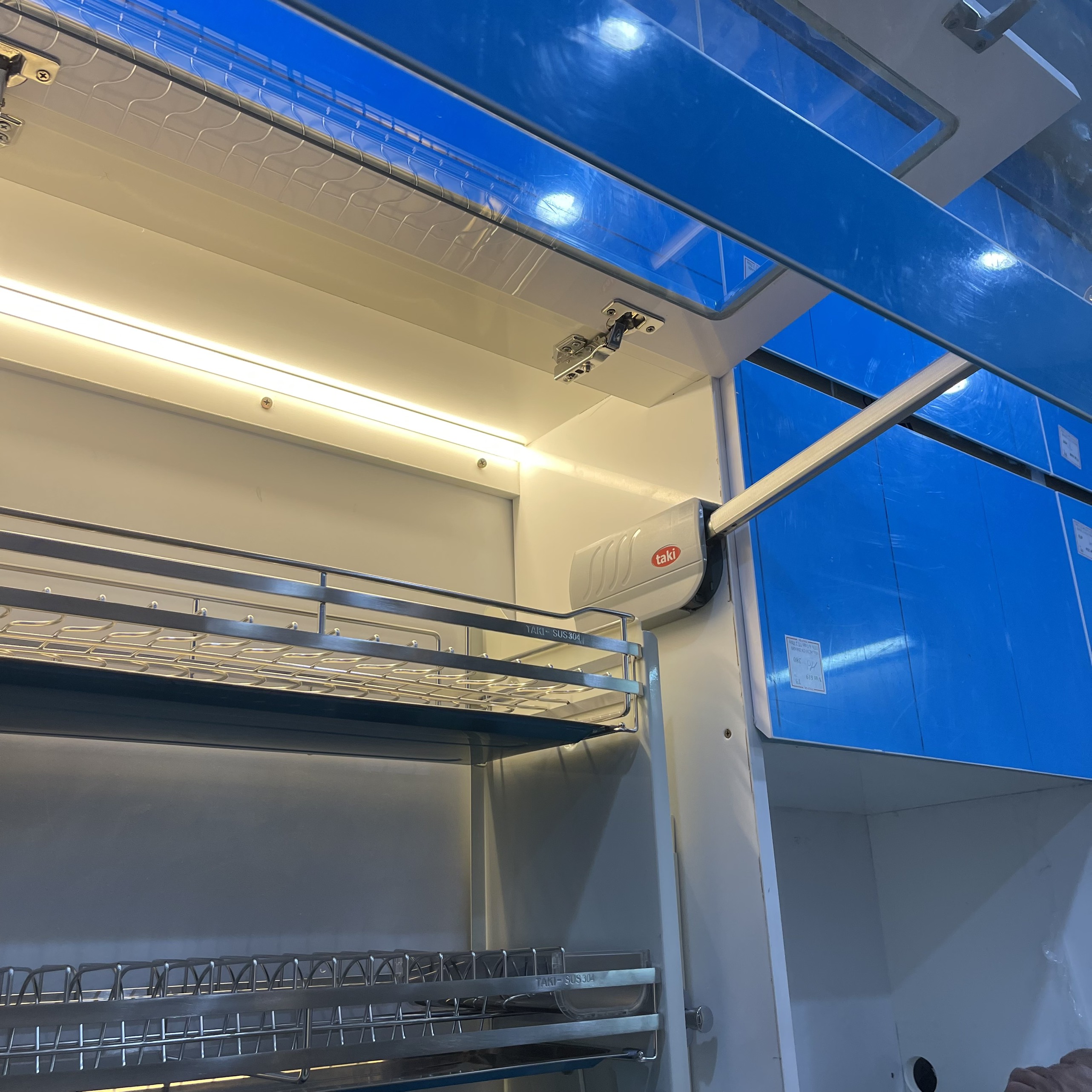 Tay Nâng Cánh Tủ Cao Cấp Giống Blum