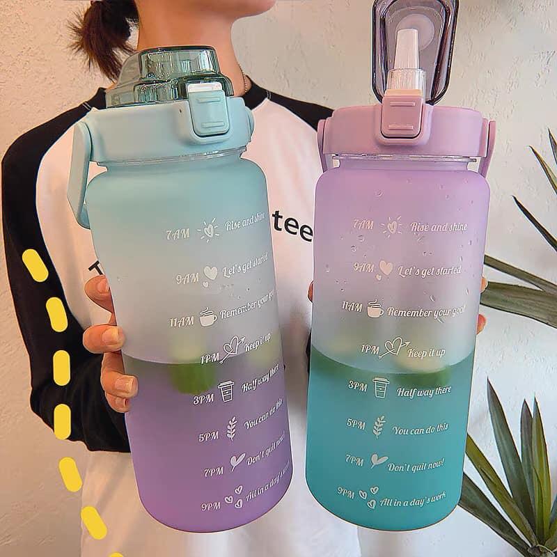 BÌNH NƯỚC 2 LÍT Chia Vạch Báo Giờ Uống Nước Dễ Thương Cute Thể Thao Có Ống Hút - Tặng Kèm Sticker Dán