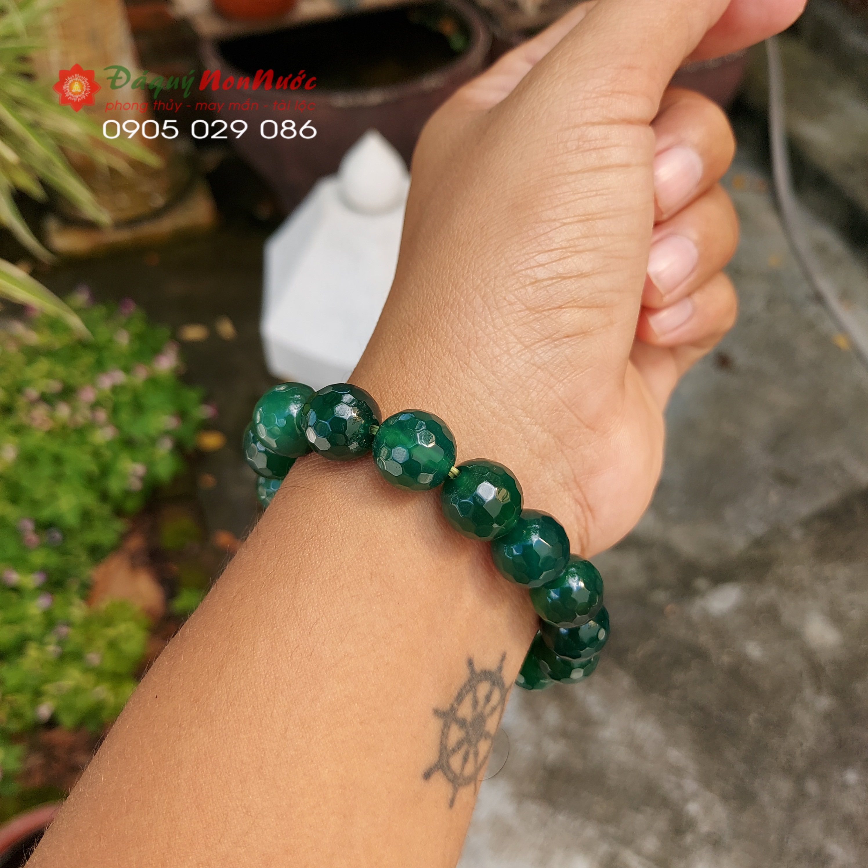 Vòng tay phong thủy mã não giác cạnh 12ly màu xanh lá