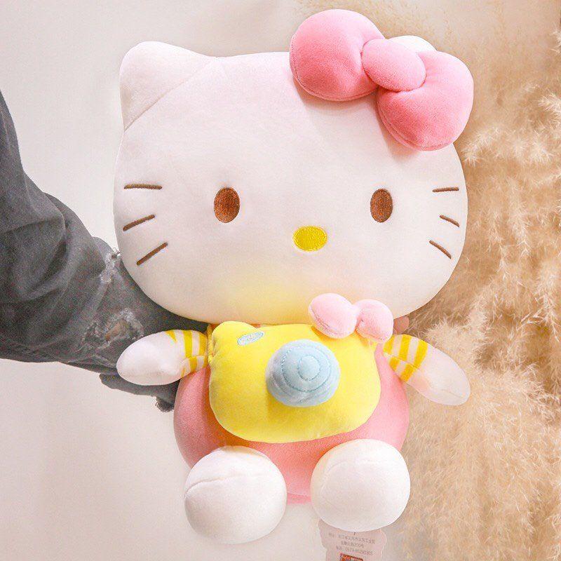 BÔNG KITTY/ GẤU BÔNG HÌNH KITTY CHO BÉ MẪU KITTY ĐEO MÁY ẢNH MẶC ÁO ĐI DU LỊCH SIZE 35CM (trái dâu tây)