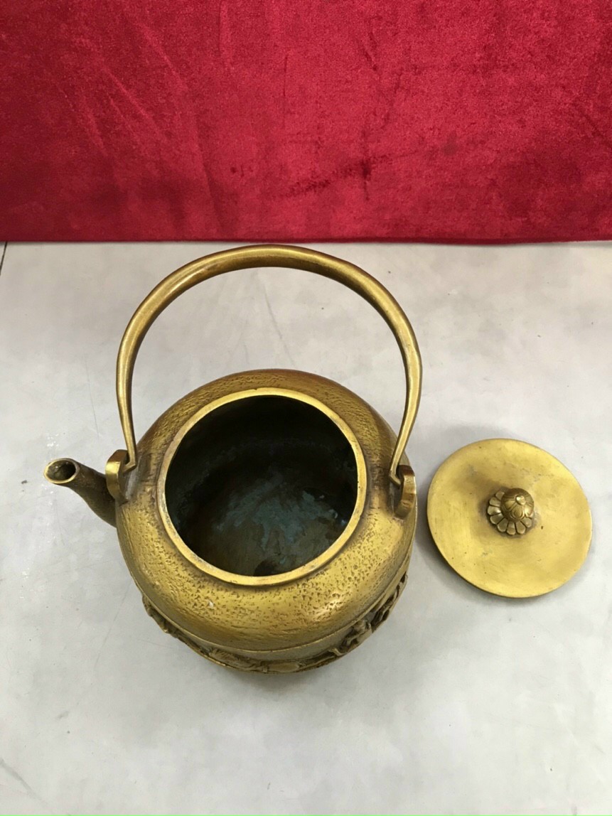 Ấm trà họa văn ngựa kéo xe - Màu gold sáng bóng