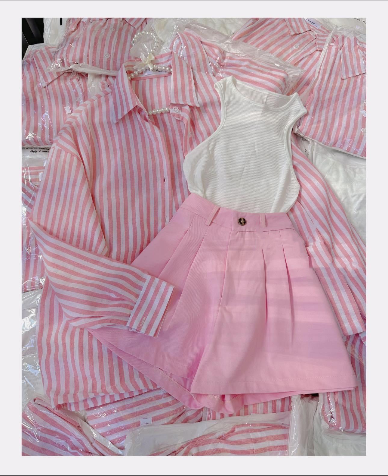 SET ÁO SƠ MI KẺ SỌC HỒNG TAY DÀI + ÁO THUN CROPTOP TRƠN + QUẦN GIẢ VÁY NGẮN LƯNG CAO ỐNG RỘNG DẠO PHỐ DỰ TIỆC ĐI CHƠI