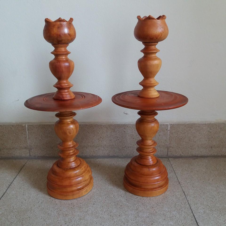 Đèn thờ một đôi -làm bằng gỗ mít kích thước cao 50cmx20cmx20cm