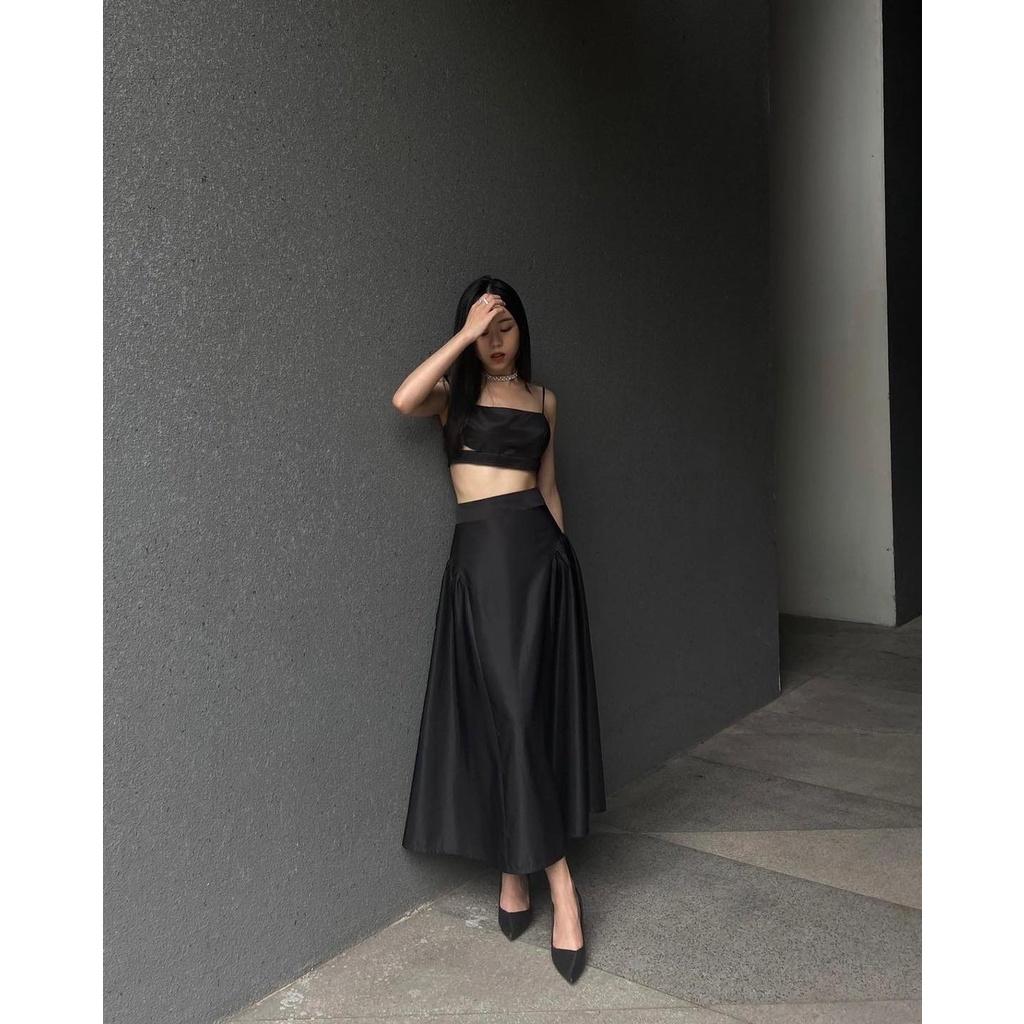 Chân váy nữ, màu đen, form dài nhún nhẹ 2 bên hông, chất vải nylon dày dặn, là min - NYLON RUFFLE MIDI SKIRT - BLACK