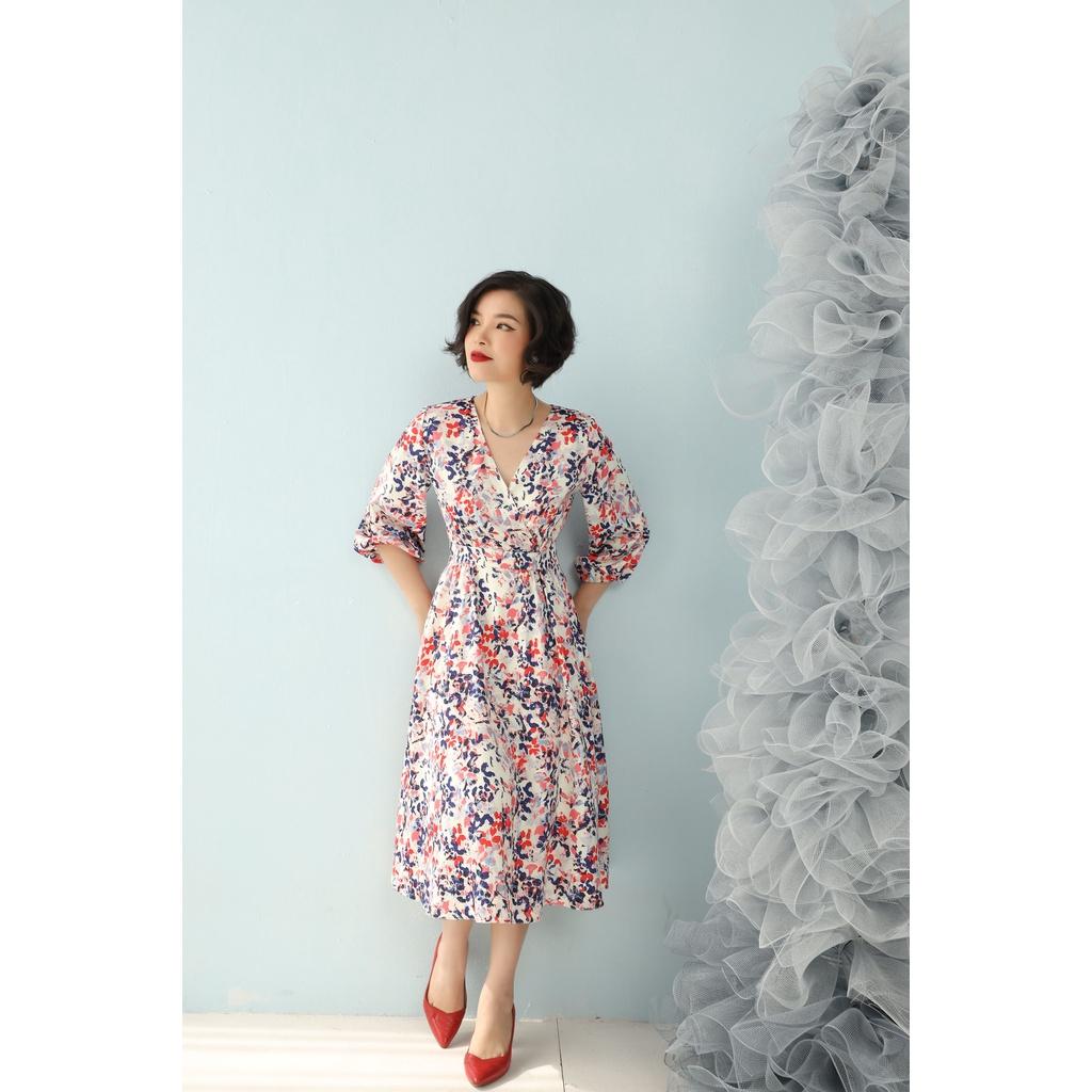 Đầm lụa hoạ tiết, cổ tim CLARA MARE chất liệu vải lụa, may hai lớp, kiểu dáng midi, dài quá gối DRE3055