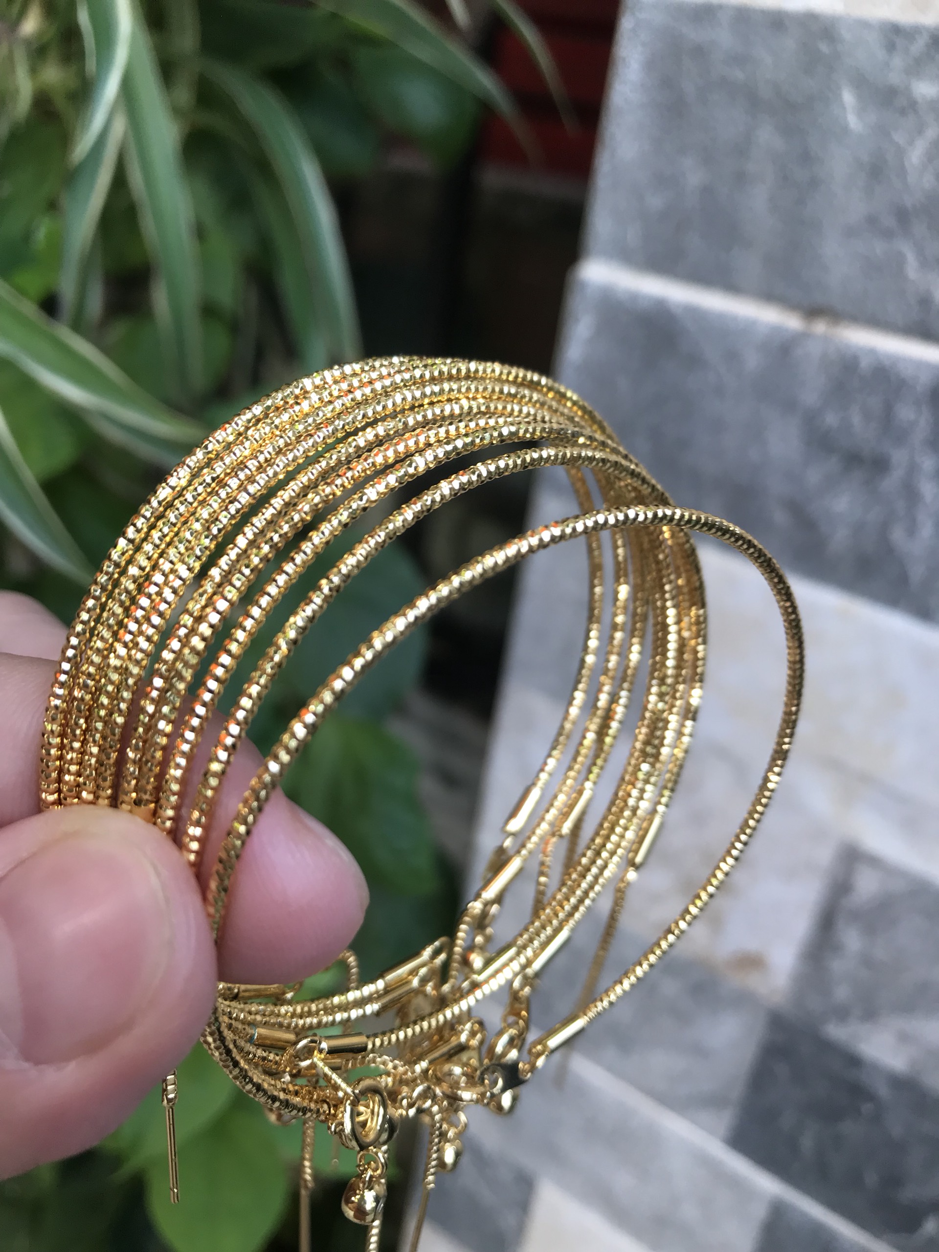 Vòng tay nữ mạ vàng các Chị về phối với hạt charm của mình đeo tay xinh lắm  ạ