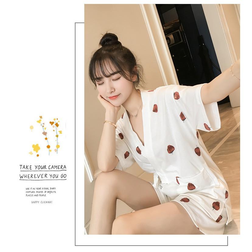 Bộ pijama Đùi Mặc Nhà Kèm Băng Đô Phong Cách HÀN chất thun cotton dày dặn co giãn và thấm mồ hôi tốt,nền vải trắng họa tiết trái dâu nổi bật, phong cách thời trang trẻ trung,xinh xắn và sang trọng.