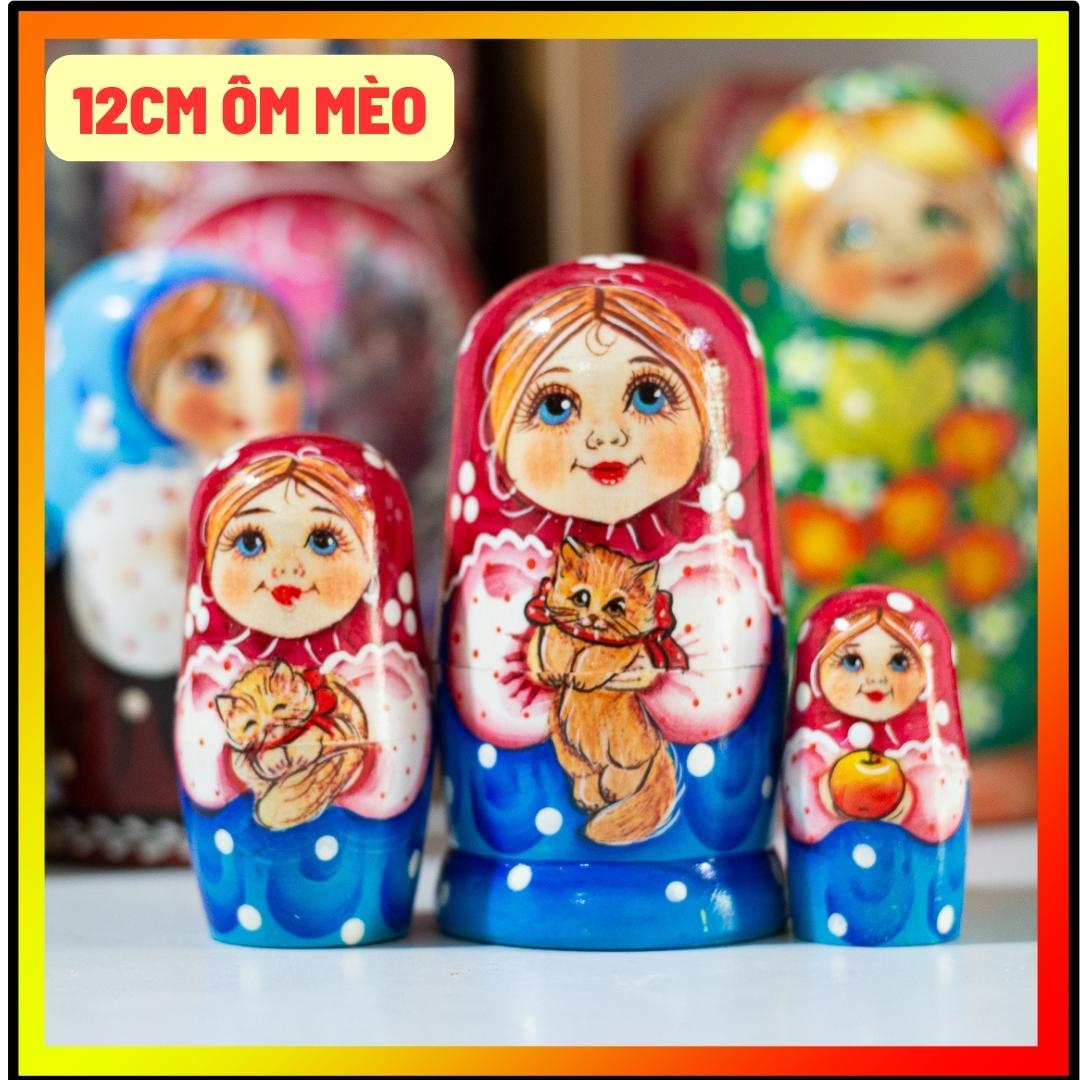 BỘ BÚP BÊ NGA 3 LỚP CAO 12CM VẼ HOA VĂN "CÔ BÉ ÔM MÈO"