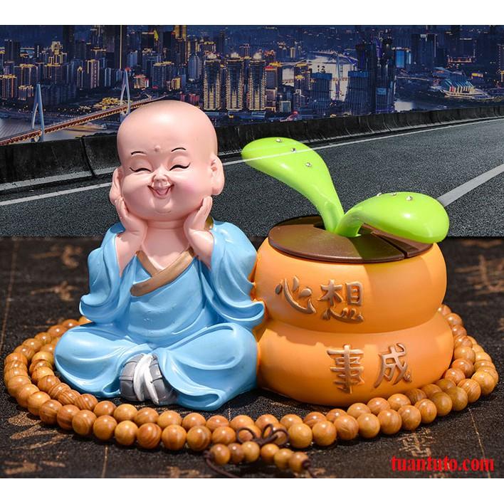 Tiểu hòa thượng và cây lắc lư để trên ô tô