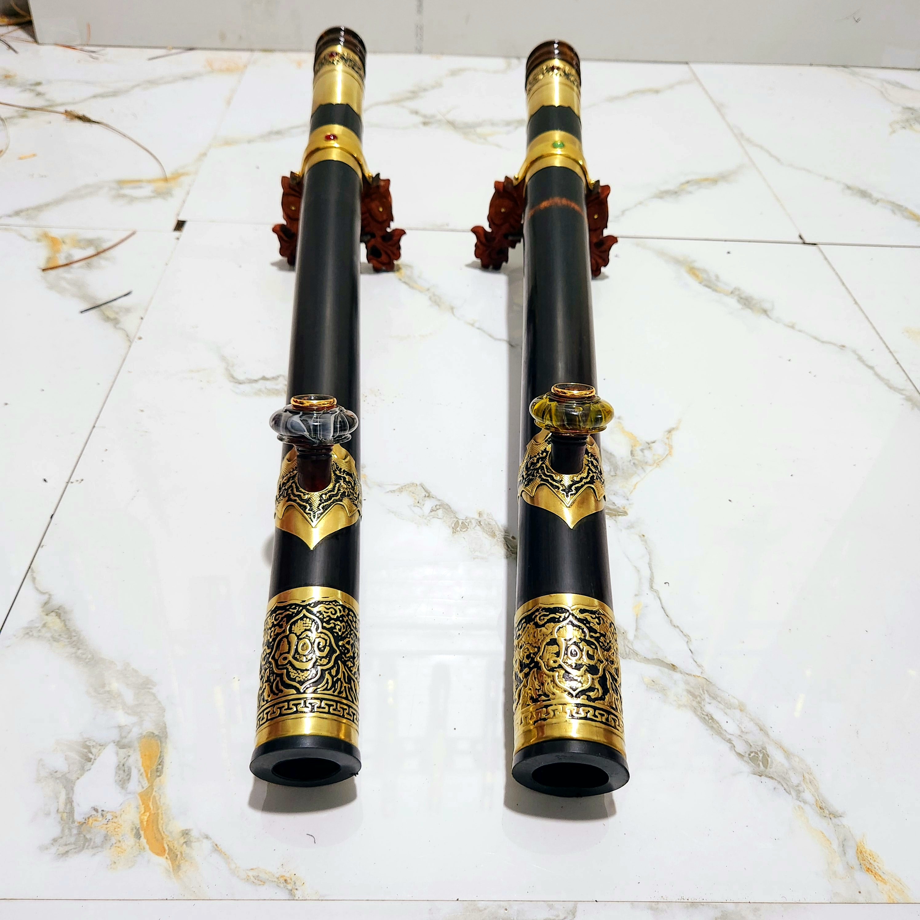 Điếu bọc đồng 2 lớp, chống oxi hoá gắn đá phong thủy kèm nõ ngọc. Tặng kèm hộp gỗ