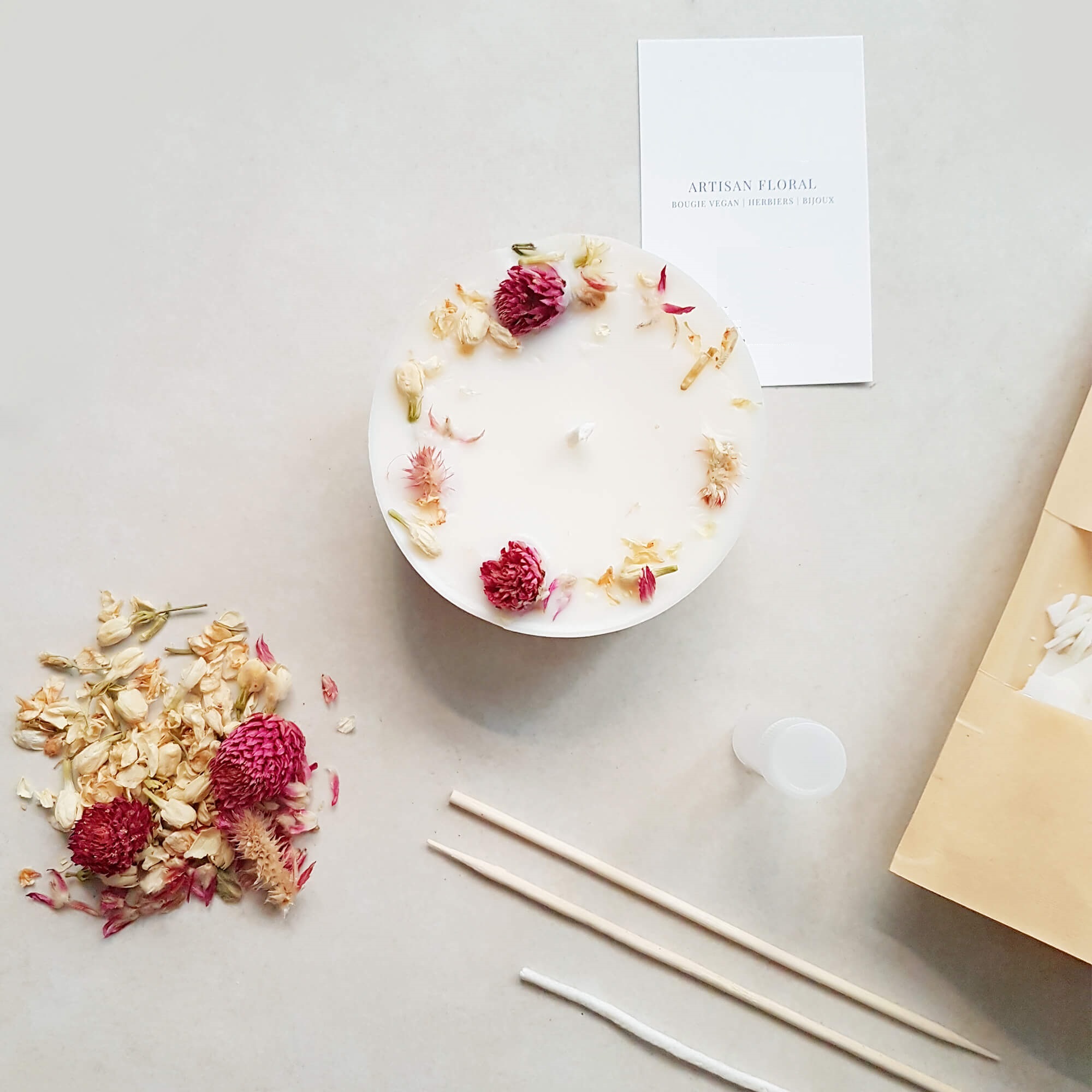 Bộ dụng cụ tự tạo nến DIY - Nến thơm sáp ong với hoa cúc bách nhật và hoa nhài 150ml