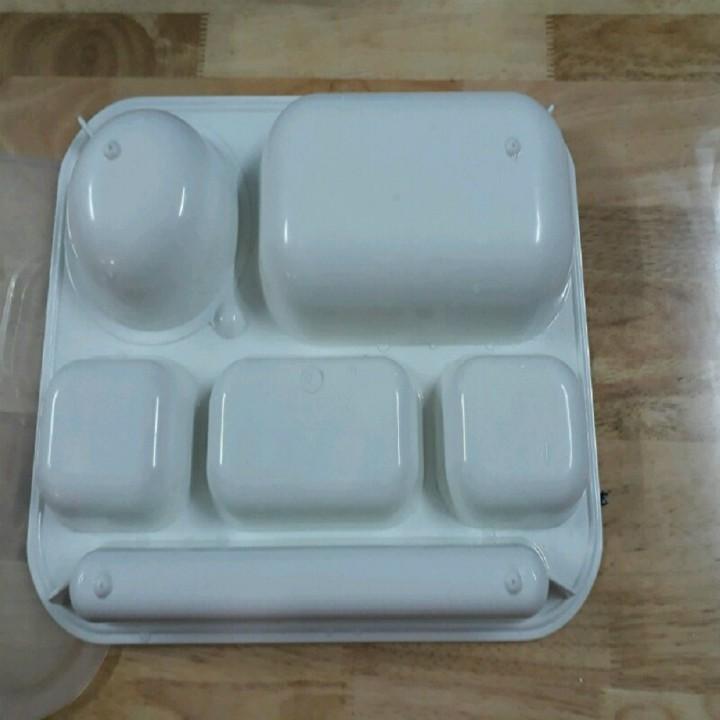 Khay đựng cơm 6 ngăn, học sinh, xuất ăn công nghiệp bằng melamine / plastic có 2 nắp đậy 33 × 26 ×6 cm cao