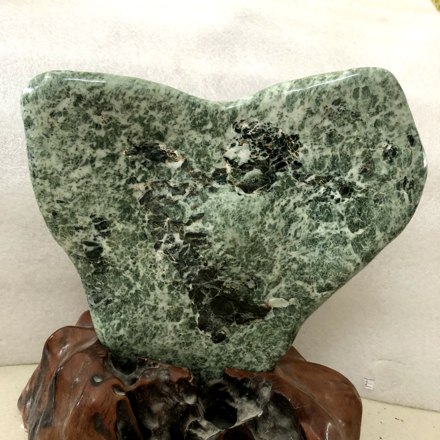 Cây đá tự nhiên serpentine màu xanh lá cho người mệnh Hỏa và Mộc nặng khoảng 9 kg gồm chân đế gỗ rừng hình trái tim da phong thuy my nghe