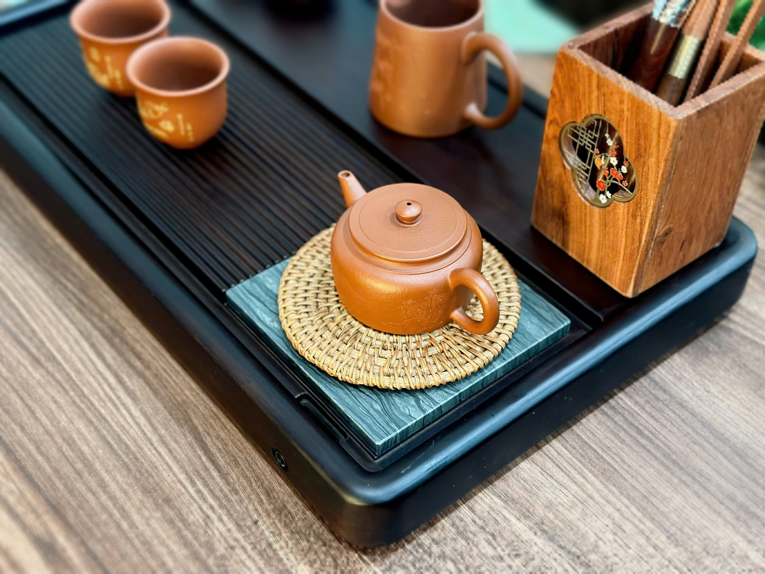 KHAY TRÀ GỖ - BỀ MẶT DÁT ĐÁ - ỐNG DẪN THOÁT NƯỚC - ĐỘ BỀN CAO