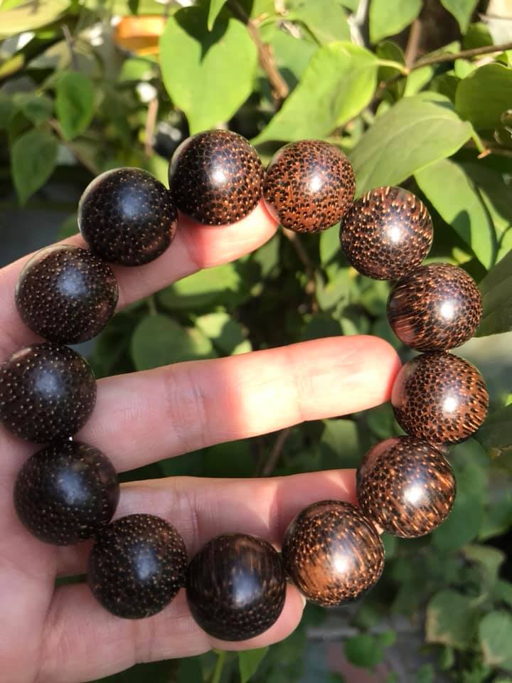 VÒNG ĐEO TAY NAM CHÂT LIỆU GỖ TRẦM HƯƠNG THƠM SIZE 18MM GỒM 13 HẠT ĐÚNG CUNG SANH ĐẸP LẮM LUÔN MÀU GỖ TỰ NHIÊN BÔNG BÔNG ĐẸP SANG Ạ