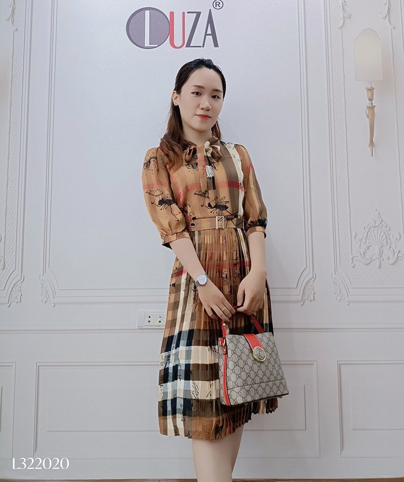 Váy lụa óng kẻ buberry nâu
