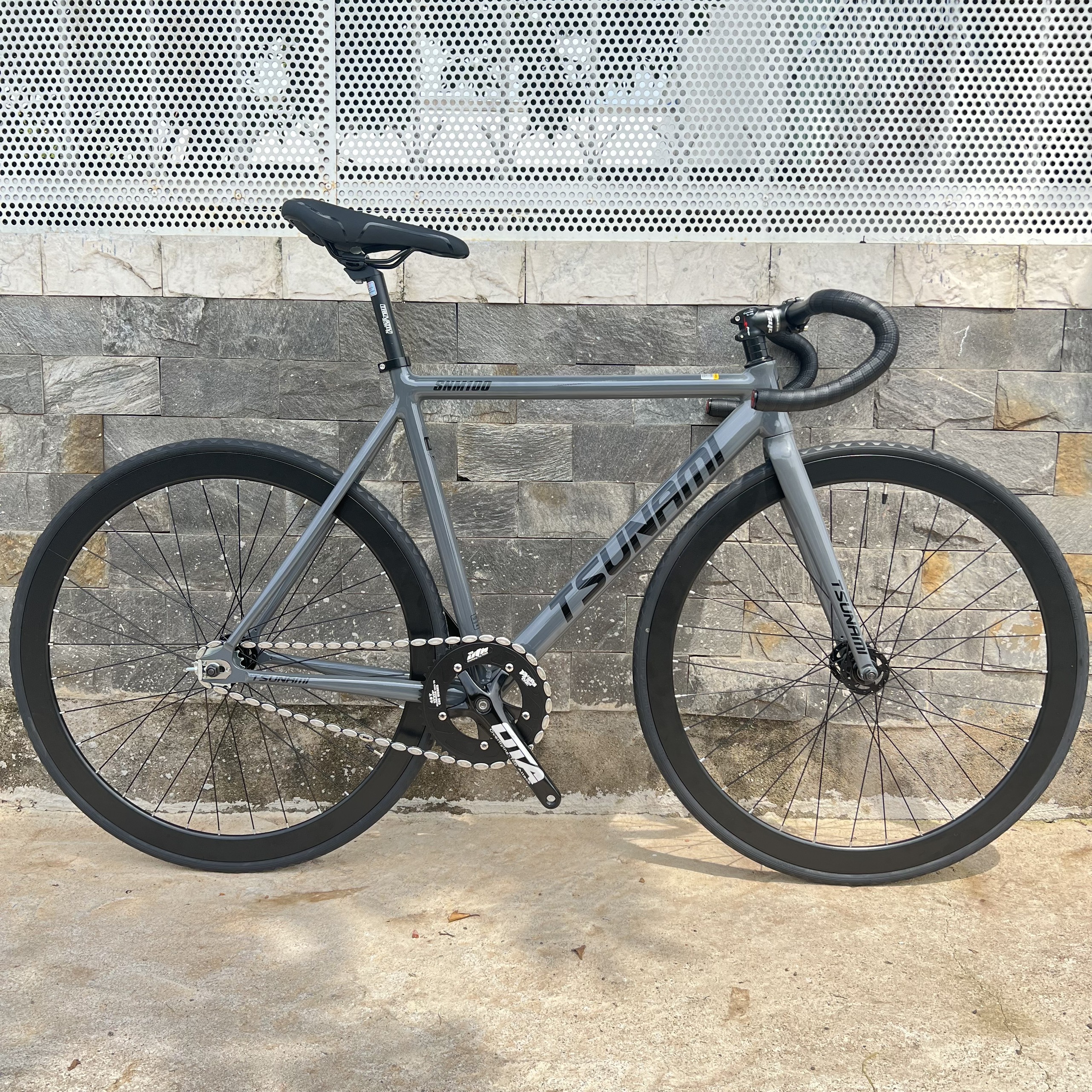 Xe đạp fixed gear TSUNAMI SNM100 nâng cao - Xám xi măng