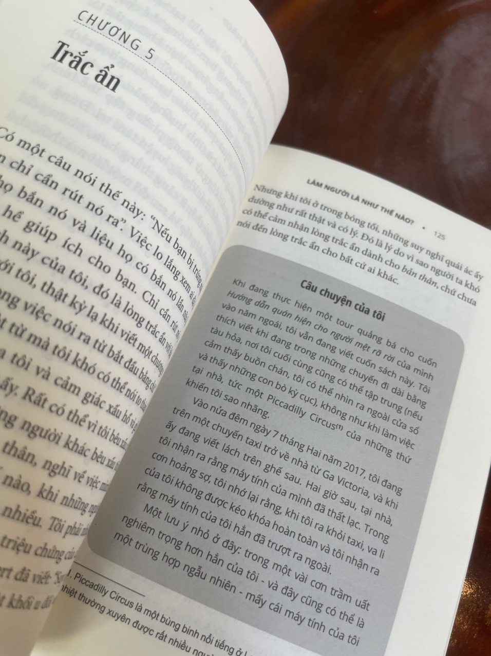 LÀM NGƯỜI LÀ NHƯ THẾ NÀO? How To Be Human: The Manual – Ruby Wax – Hoàng Đức Long dịch – Nhã Nam – NXB Thế Giới (bìa mềm)