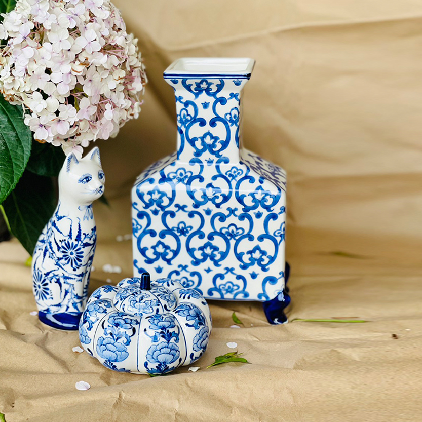 Bình hoa gốm Bát Tràng miệng vuông, đế có 4 chân bằng men trắng vẽ tay họa tiết xanh decor trang trí