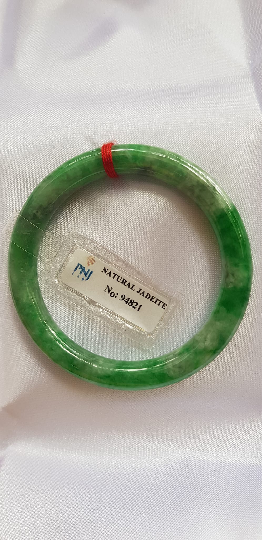 Vòng Cẩm Thạch tự nhiên Đậu Lý 48mm x cọng 7,2mm vòng kiểm định P No 94821 Màu Xanh lý tươi đậu bông trắng xíu vân phớt xám nhẹ rất xinh nữ tay nhỏ 35kg - 48kg đeo ạ