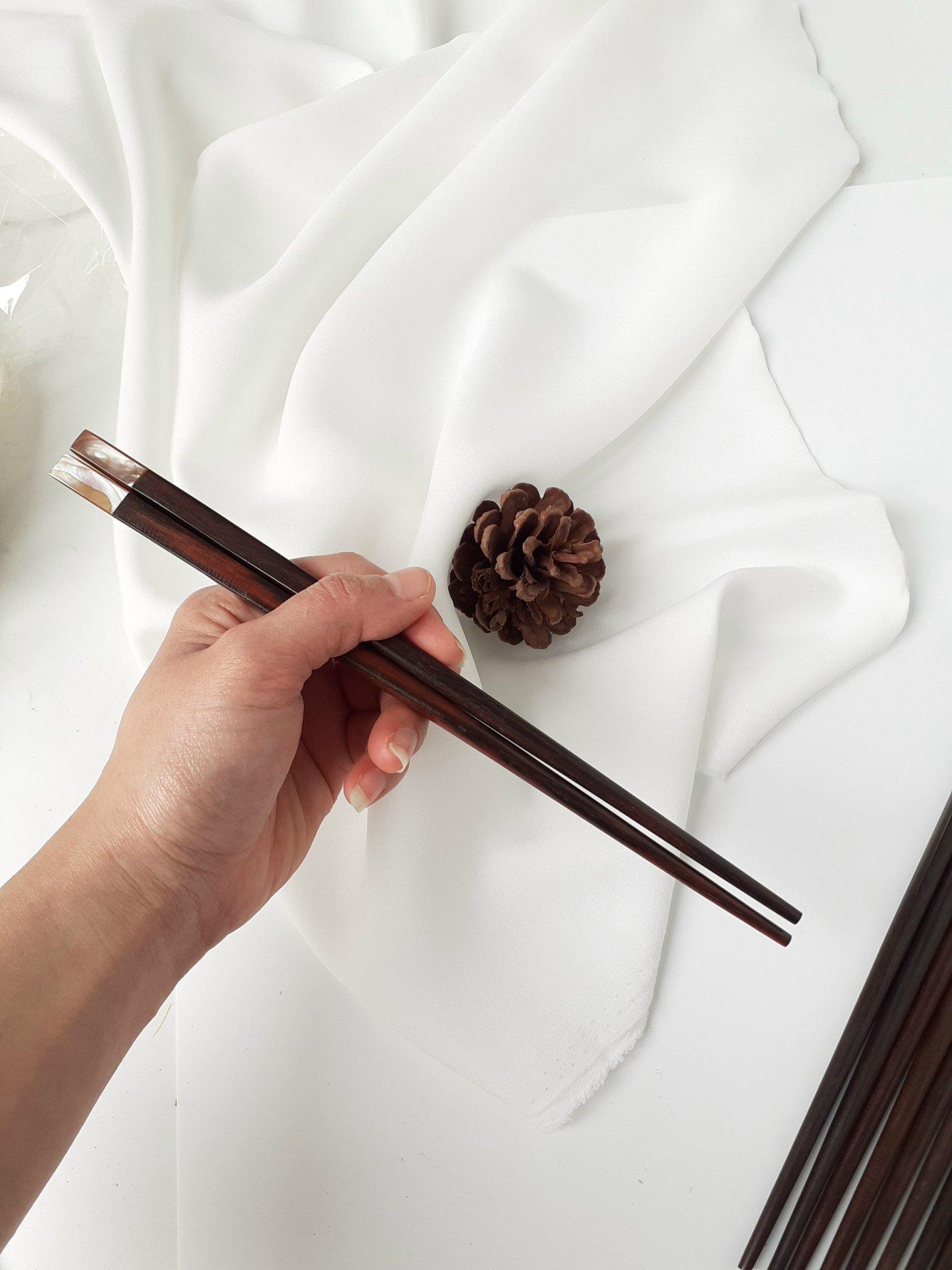 Đũa gỗ trắc vuông đầu gắn trai hồng ( bộ 5 đôi