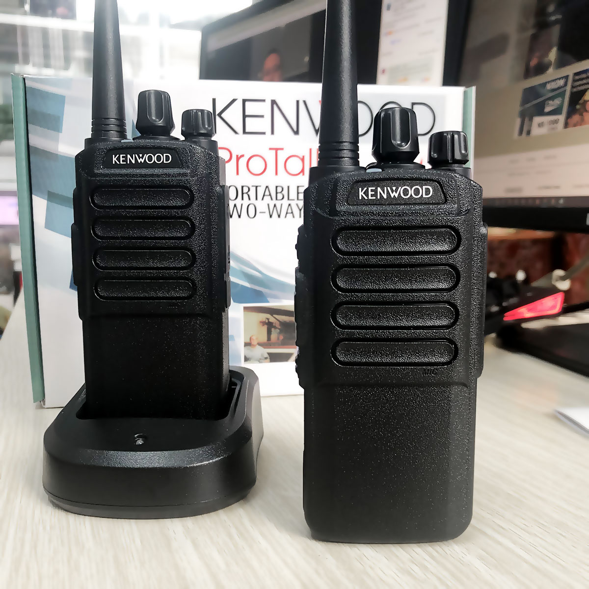 Bộ đàm Kenwood TK-660  + Tai nghe bộ đàm Kenwood | Máy bộ đàm Kenwood công suất lớn, cự ly liên lạc xa, thời lượng pin lâu - Hàng nhập khẩu