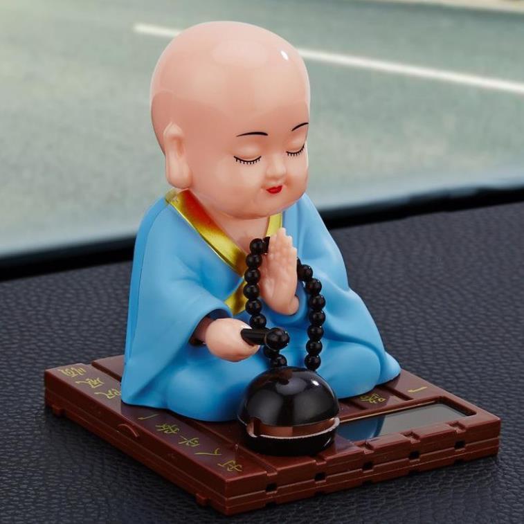 Tượng may mắn Thầy Chùa Gõ Mỏ Tụng Kinh trang trí xe hơi, phong thủy, bàn làm việc năng lượng mặt trời Chú tiểu gõ mỏ