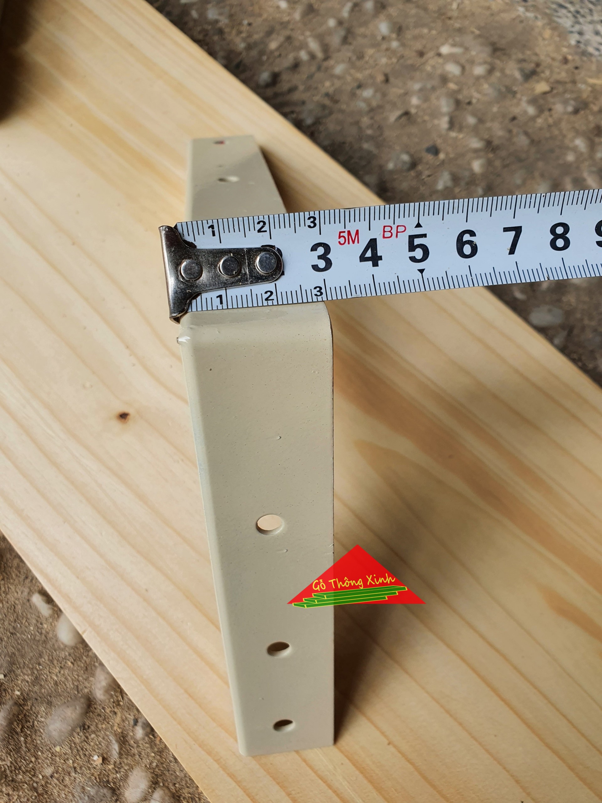 Cặp giá đỡ kệ gỗ dài 20cm bằng sắt đã sơn màu vàng nhạt, rất chắc chắn chịu lực tốt trên 30kg