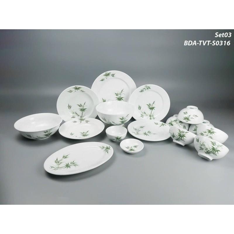 Bộ bát đĩa men sứ trắng, với họa tiết tre xanh vẽ thủ công. Gốm sứ Bát Tràng.