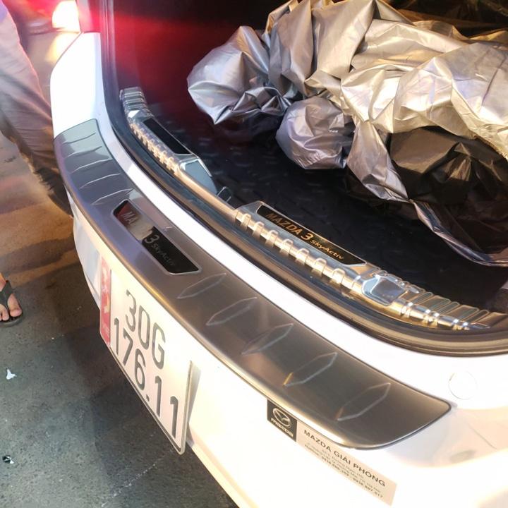 BỘ SẢN PHẨM Nẹp bước chân và ốp chống trầy cốp Mazda 3 2020 - Mẫu Inox