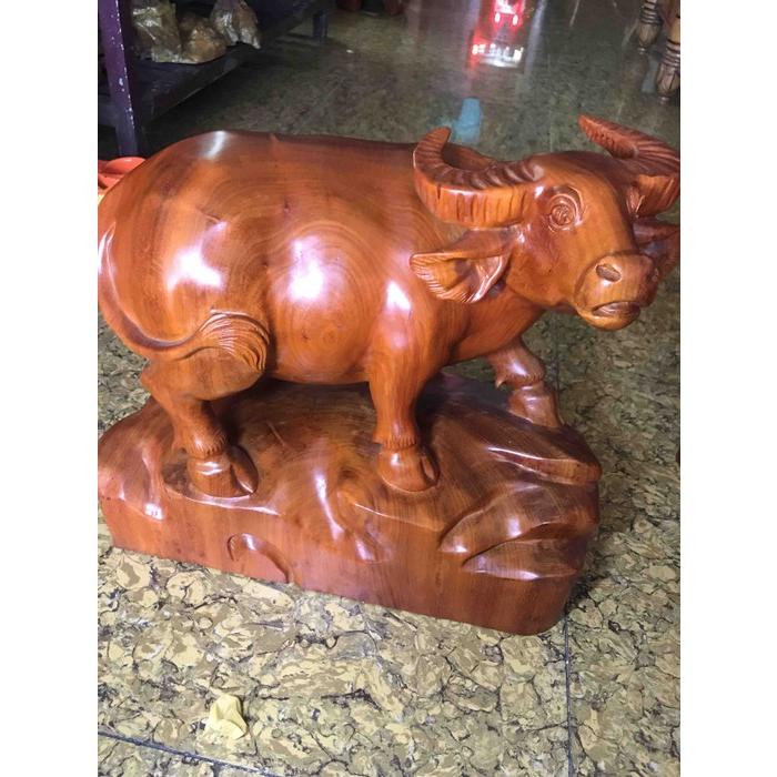 Tượng Gỗ Mỹ Nghệ Chạm Con Trâu đứng đep kích thuóc dài 50cm cao 40cm Anh Chị trưng phòng khách nhà , công ty ý nghĩa biểu tượng Con Trâu làm đầu cơ nghiệp giống như công sức mình làm lụng vất vả có ngày thành đạt ,may mắn &amp; thành công ạ