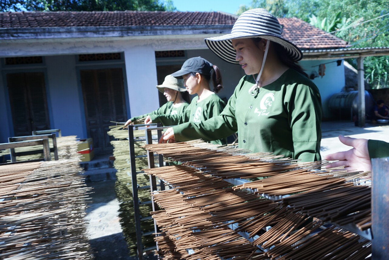 Nhang trầm hương 100 cây 25cm