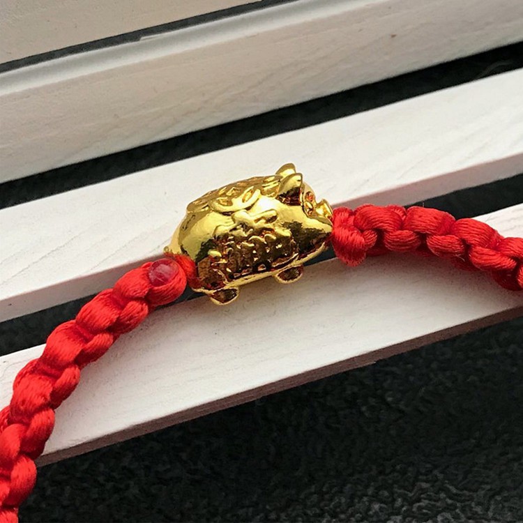 Vòng tay chỉ đỏ heo vàng may mắn, kèm túi nhung cung hỷ