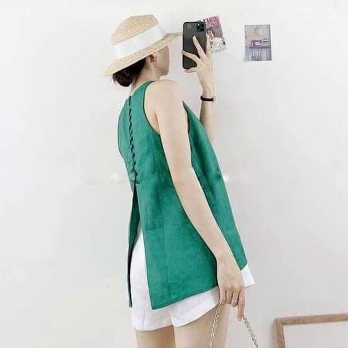 Set áo yếm và quần sort linen phối nút xẻ sau trẻ trung
