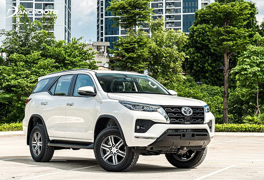 Logo chụp mâm, ốp lazang bánh xe ô tô Fortuner 2017-2020 - Kích thước sản phẩm: Đường kính: 13.3cm, cao: 3cm - Chất liệu: Nhựa ABS + Hợp kim nhôm