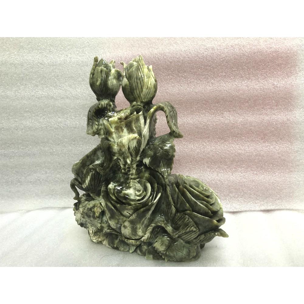 Hoa hồng điêu khắc từ đá ngọc serpentine cao 33 cm