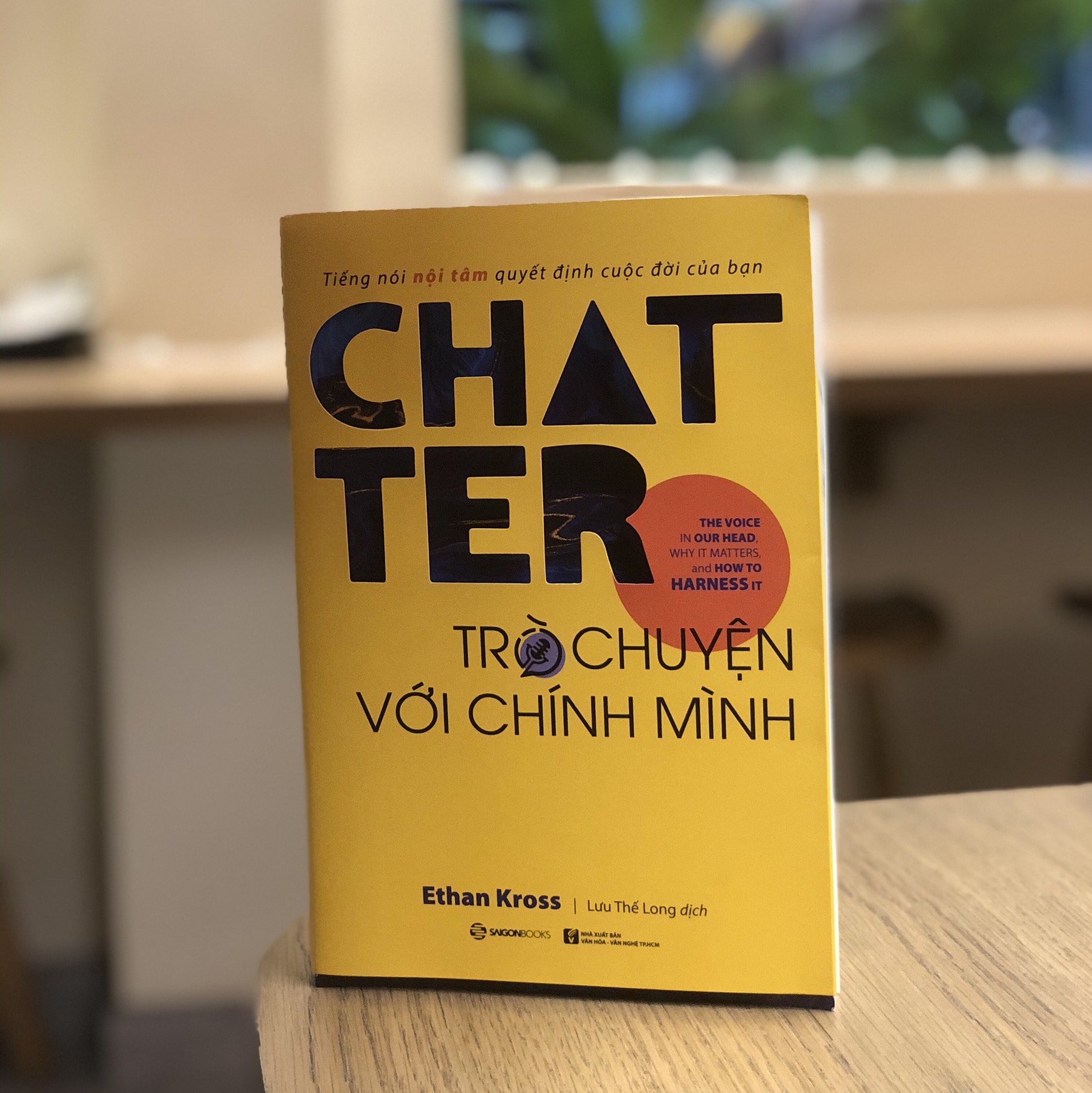 Chatter - Trò chuyện với chính mình: Tiếng nói nội tâm quyết định cuộc đời của bạn (The Voice in Our Head, Why It Matters, and How to Harness It) - Tác giả: Ethan Kross