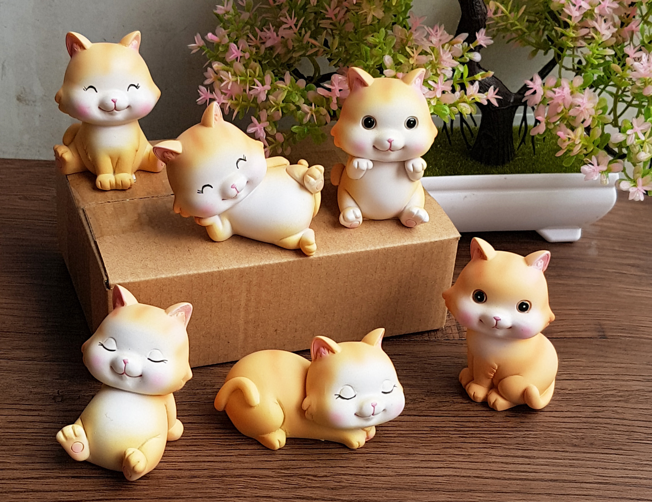 Bộ tượng 06 chú Mèo con lông vàng 4x6cm