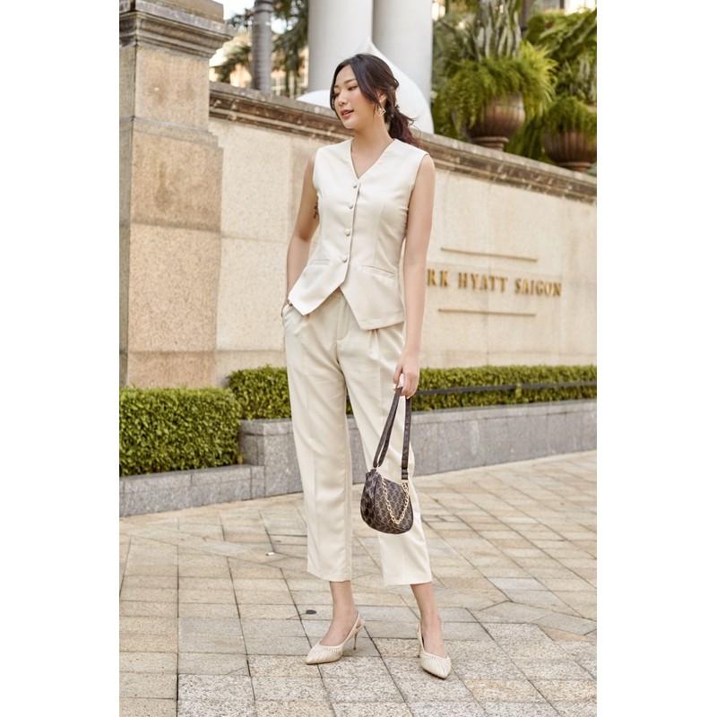 Áo clothesrack sát nách cổ V cài nút bọc Beige
