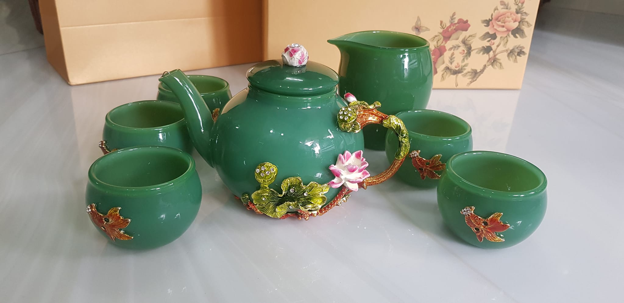 Bộ Bình Trà Chạm hoa kiểu rất đẹp đá mã não xanh ngọc tươi đậm đẹp anh chị để phòng khách, công ty, quà biếu tặng Sếp tặng tặng tân gia người thân ý nghĩa ạ