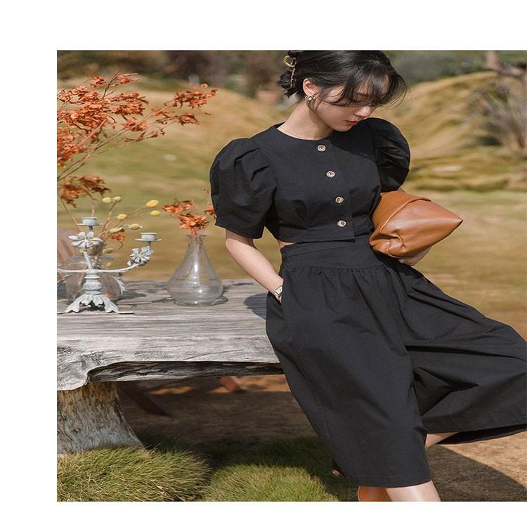 Set áo croptop cộc tay quần lửng sớ hai màu be và đen SET202102