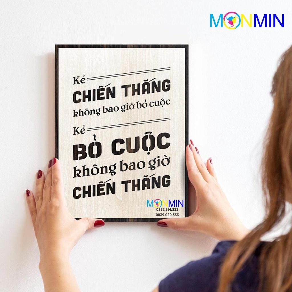 Tranh gỗ slogan tạo động lực Monmin M102 - Kẻ chiến thắng không bao giờ bỏ cuộc, kẻ bỏ cuộc không bao giờ chiến thắng