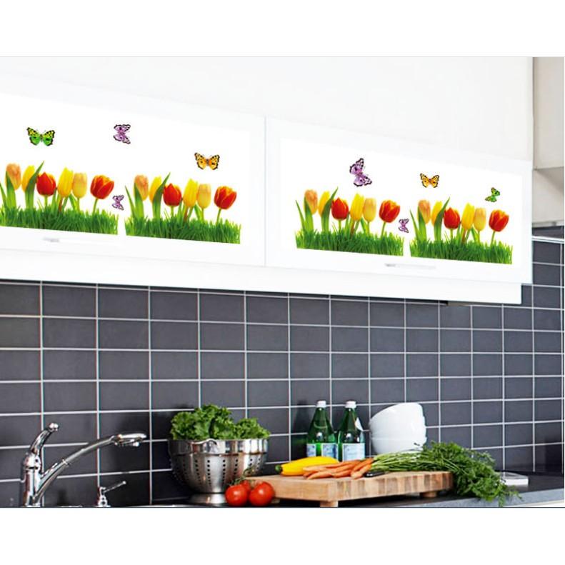 Decal trang trí chân tường Hoa Tulip sắc màu cùng Bướm